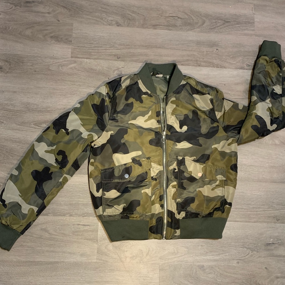 H&M Women’s size 10 (M) Camo Puff Jacket